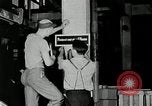 Standbild Goodyear Mitarbeiter Slogan Akron Ohio USA, 1941, aus Sekunde 22 historischem Filmmaterial Videoclip 65675030572