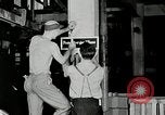 Standbild Goodyear Mitarbeiter Slogan Akron Ohio USA, 1941, aus Sekunde 25 historischem Filmmaterial Videoclip 65675030572