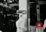 Standbild Goodyear Mitarbeiter Slogan Akron Ohio USA, 1941, aus Sekunde 30 historischem Filmmaterial Videoclip 65675030572
