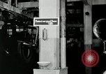 Standbild Goodyear Mitarbeiter Slogan Akron Ohio USA, 1941, aus Sekunde 31 historischem Filmmaterial Videoclip 65675030572