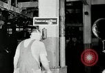 Standbild Goodyear Mitarbeiter Slogan Akron Ohio USA, 1941, aus Sekunde 32 historischem Filmmaterial Videoclip 65675030572