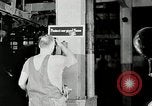 Standbild Goodyear Mitarbeiter Slogan Akron Ohio USA, 1941, aus Sekunde 37 historischem Filmmaterial Videoclip 65675030572