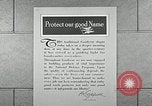 Standbild Goodyear Mitarbeiter Slogan Akron Ohio USA, 1941, aus Sekunde 40 historischem Filmmaterial Videoclip 65675030572