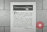 Standbild Goodyear Mitarbeiter Slogan Akron Ohio USA, 1941, aus Sekunde 42 historischem Filmmaterial Videoclip 65675030572