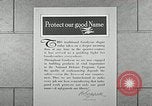 Standbild Goodyear Mitarbeiter Slogan Akron Ohio USA, 1941, aus Sekunde 45 historischem Filmmaterial Videoclip 65675030572
