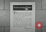 Standbild Goodyear Mitarbeiter Slogan Akron Ohio USA, 1941, aus Sekunde 46 historischem Filmmaterial Videoclip 65675030572