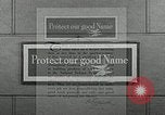 Standbild Goodyear Mitarbeiter Slogan Akron Ohio USA, 1941, aus Sekunde 47 historischem Filmmaterial Videoclip 65675030572