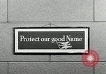 Standbild Goodyear Mitarbeiter Slogan Akron Ohio USA, 1941, aus Sekunde 48 historischem Filmmaterial Videoclip 65675030572
