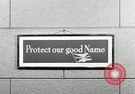 Standbild Goodyear Mitarbeiter Slogan Akron Ohio USA, 1941, aus Sekunde 49 historischem Filmmaterial Videoclip 65675030572