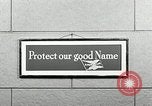 Standbild Goodyear Mitarbeiter Slogan Akron Ohio USA, 1941, aus Sekunde 50 historischem Filmmaterial Videoclip 65675030572