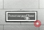 Standbild Goodyear Mitarbeiter Slogan Akron Ohio USA, 1941, aus Sekunde 51 historischem Filmmaterial Videoclip 65675030572