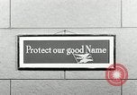 Standbild Goodyear Mitarbeiter Slogan Akron Ohio USA, 1941, aus Sekunde 52 historischem Filmmaterial Videoclip 65675030572