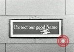 Standbild Goodyear Mitarbeiter Slogan Akron Ohio USA, 1941, aus Sekunde 53 historischem Filmmaterial Videoclip 65675030572