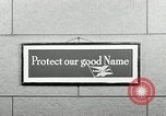 Standbild Goodyear Mitarbeiter Slogan Akron Ohio USA, 1941, aus Sekunde 55 historischem Filmmaterial Videoclip 65675030572