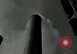 Standbild Goodyear Mitarbeiter Slogan Akron Ohio USA, 1941, aus Sekunde 56 historischem Filmmaterial Videoclip 65675030572