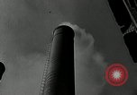 Standbild Goodyear Mitarbeiter Slogan Akron Ohio USA, 1941, aus Sekunde 57 historischem Filmmaterial Videoclip 65675030572