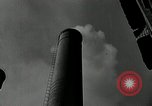 Standbild Goodyear Mitarbeiter Slogan Akron Ohio USA, 1941, aus Sekunde 58 historischem Filmmaterial Videoclip 65675030572