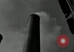 Standbild Goodyear Mitarbeiter Slogan Akron Ohio USA, 1941, aus Sekunde 59 historischem Filmmaterial Videoclip 65675030572
