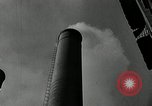 Standbild Goodyear Mitarbeiter Slogan Akron Ohio USA, 1941, aus Sekunde 60 historischem Filmmaterial Videoclip 65675030572
