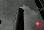 Standbild Goodyear Mitarbeiter Slogan Akron Ohio USA, 1941, aus Sekunde 61 historischem Filmmaterial Videoclip 65675030572