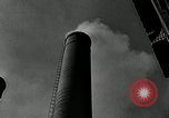 Standbild Goodyear Mitarbeiter Slogan Akron Ohio USA, 1941, aus Sekunde 62 historischem Filmmaterial Videoclip 65675030572