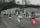 Standbild Marathon Rennen Boston Massachusetts USA, 1932, aus Sekunde 19 historischem Filmmaterial Videoclip 65675030581
