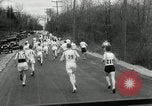 Standbild Marathon Rennen Boston Massachusetts USA, 1932, aus Sekunde 31 historischem Filmmaterial Videoclip 65675030581