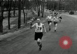Standbild Marathon Rennen Boston Massachusetts USA, 1932, aus Sekunde 33 historischem Filmmaterial Videoclip 65675030581