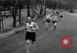 Standbild Marathon Rennen Boston Massachusetts USA, 1932, aus Sekunde 34 historischem Filmmaterial Videoclip 65675030581