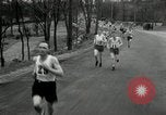 Standbild Marathon Rennen Boston Massachusetts USA, 1932, aus Sekunde 35 historischem Filmmaterial Videoclip 65675030581