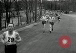 Standbild Marathon Rennen Boston Massachusetts USA, 1932, aus Sekunde 36 historischem Filmmaterial Videoclip 65675030581