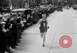 Standbild Marathon Rennen Boston Massachusetts USA, 1932, aus Sekunde 49 historischem Filmmaterial Videoclip 65675030581