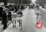 Standbild Marathon Rennen Boston Massachusetts USA, 1932, aus Sekunde 50 historischem Filmmaterial Videoclip 65675030581
