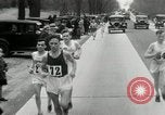 Standbild Marathon Rennen Boston Massachusetts USA, 1932, aus Sekunde 51 historischem Filmmaterial Videoclip 65675030581