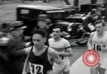 Standbild Marathon Rennen Boston Massachusetts USA, 1932, aus Sekunde 53 historischem Filmmaterial Videoclip 65675030581