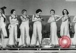 Standbild aquatic Dance Paris Frankreich, 1934, aus Sekunde 6 historischem Filmmaterial Videoclip 65675030590