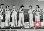 Standbild aquatic Dance Paris Frankreich, 1934, aus Sekunde 7 historischem Filmmaterial Videoclip 65675030590