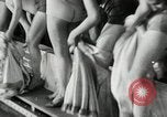 Standbild aquatic Dance Paris Frankreich, 1934, aus Sekunde 13 historischem Filmmaterial Videoclip 65675030590