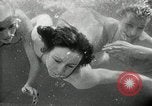 Standbild aquatic Dance Paris Frankreich, 1934, aus Sekunde 23 historischem Filmmaterial Videoclip 65675030590