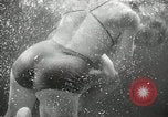 Standbild aquatic Dance Paris Frankreich, 1934, aus Sekunde 42 historischem Filmmaterial Videoclip 65675030590
