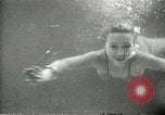 Standbild aquatic Dance Paris Frankreich, 1934, aus Sekunde 47 historischem Filmmaterial Videoclip 65675030590