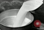 Standbild Milch Fässer Saint Clairsville Ohio USA, 1940, aus Sekunde 14 historischem Filmmaterial Videoclip 65675030600