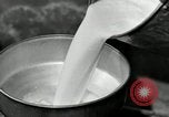 Standbild Milch Fässer Saint Clairsville Ohio USA, 1940, aus Sekunde 15 historischem Filmmaterial Videoclip 65675030600