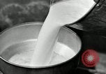 Standbild Milch Fässer Saint Clairsville Ohio USA, 1940, aus Sekunde 16 historischem Filmmaterial Videoclip 65675030600