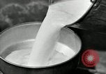 Standbild Milch Fässer Saint Clairsville Ohio USA, 1940, aus Sekunde 17 historischem Filmmaterial Videoclip 65675030600