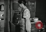 Standbild der HaUSArbeit ohne Strom Saint Clairsville Ohio USA, 1940, aus Sekunde 15 historischem Filmmaterial Videoclip 65675030602