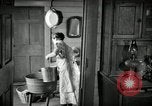 Standbild der HaUSArbeit ohne Strom Saint Clairsville Ohio USA, 1940, aus Sekunde 20 historischem Filmmaterial Videoclip 65675030602