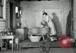 Standbild der HaUSArbeit ohne Strom Saint Clairsville Ohio USA, 1940, aus Sekunde 21 historischem Filmmaterial Videoclip 65675030602