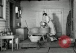 Standbild der HaUSArbeit ohne Strom Saint Clairsville Ohio USA, 1940, aus Sekunde 22 historischem Filmmaterial Videoclip 65675030602