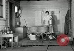 Standbild der HaUSArbeit ohne Strom Saint Clairsville Ohio USA, 1940, aus Sekunde 24 historischem Filmmaterial Videoclip 65675030602